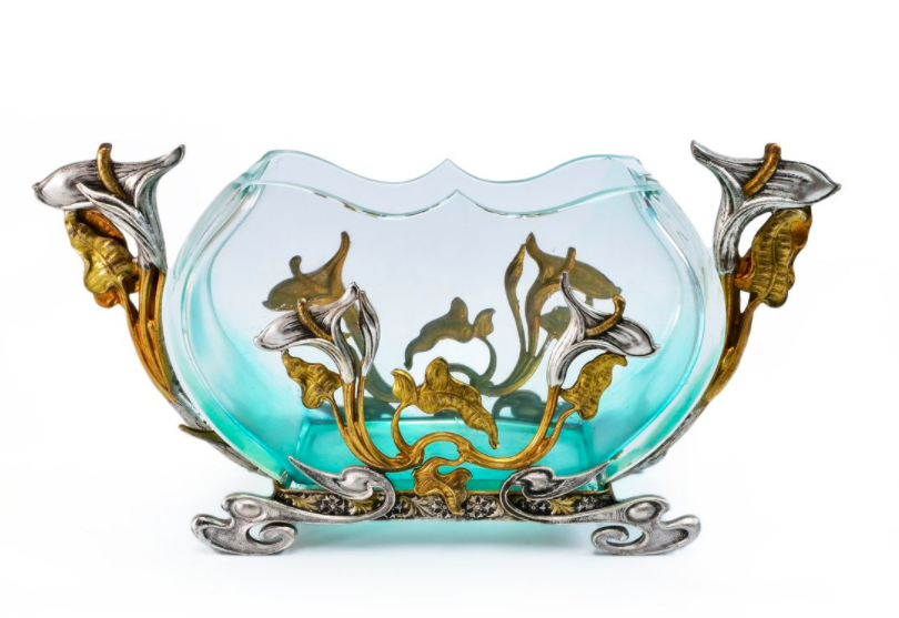 'Calla' by Baccarat, an example of an affordable Art Nouveau vase from 1895, costs about 1.500 euros